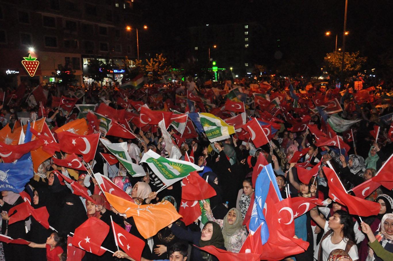 Batman halkının darbeye karşı nöbeti sürüyor Batman halkının darbeye karşı nöbeti sürüyor